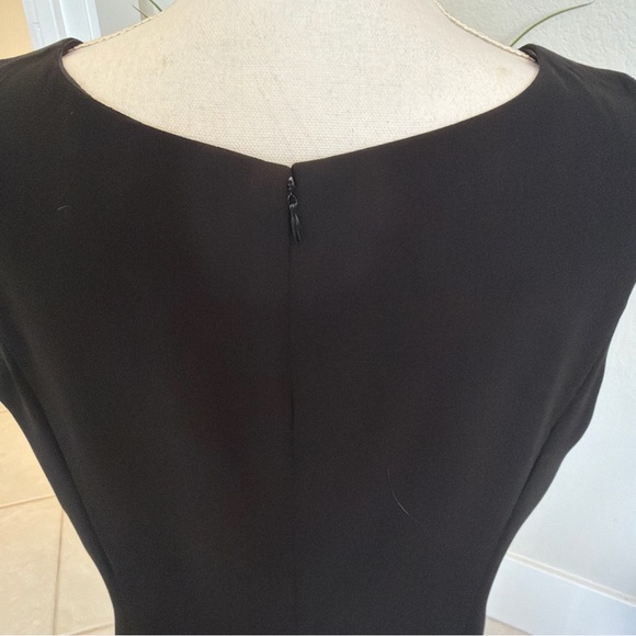 Elegant Black Sleeveless Dress by Tahari - Picture 5 of 11